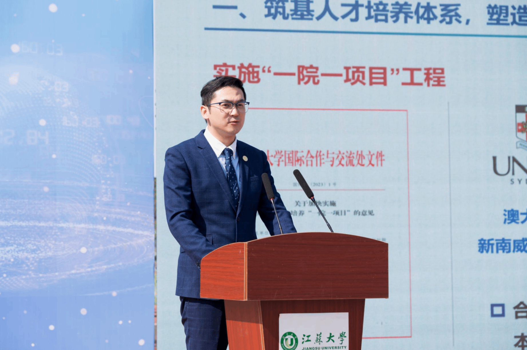 李犇.png